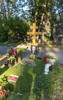 Moskau, Russland - - 08.06.2023 - - Denkmal zu das berühmt Sowjet Russisch Künstler und Schauspieler Vasiliy lanovoy beim Nowodewitschi Friedhof. Geschichte foto