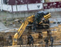 Schuss von das schwer Konstruktion Straße Ausrüstung während funktioniert. industriell foto