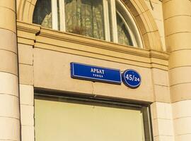 Moskau, Russland - - 24.07.2023 - - Schild Anzeige Straße Name von das berühmt Arbat Straße. Stadt foto