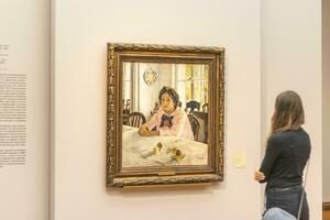 Moskau, Russland - - 08.10.2023 -Die berühmt Gemälde durch Serow, Mädchen mit Pfirsiche, auf Anzeige beim berühmt Tretjakow Galerie. Kunst foto