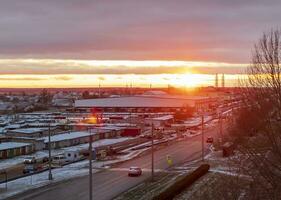 Brest, Weißrussland -25.11.2023 - - Schuss von das dramatisch Sonnenuntergang im das ländlich Stadt im das kalt Abend. Natur foto