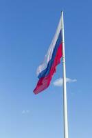 schließen oben Schuss von das Russisch Flagge schwebend auf das Wind. Land foto