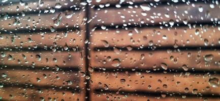 Konzept Schuss von das Auto Fenster bedeckt durch Regen Tropfen. Hintergrund foto