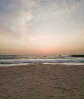 dramatisch Sonnenuntergang durch das Strand. Landschaft foto