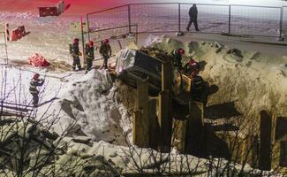 Schuss von das zuerst Antwort Mannschaft Arbeiten auf das Szene von ausflippen Straße Unfall. draußen foto