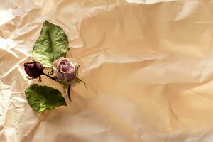 Konzept Schuss von das Hintergrund Thema, Verpackung Papier, getrocknet Rosen andere Blumen und andere Anordnungen. Valentinsgrüße Tag foto