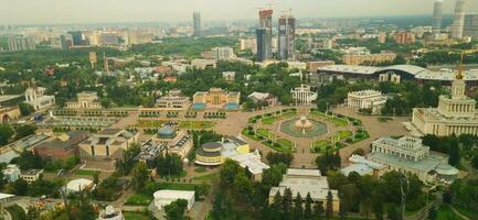 Moskau, Russland - - 08.08.2023 -areal Aussicht von Ausstellung von Erfolge von National Wirtschaft Grundstück, bekannt wie vdnkh. Stadt foto