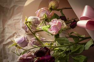 Konzept Schuss von das Hintergrund Thema, Verpackung Papier, getrocknet Rosen andere Blumen und andere Anordnungen. Hochzeit foto