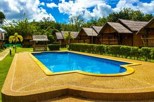 hölzern Bambus Hütten Hütte mit Schwimmbad tropisch Urwald Resort Thailand. foto