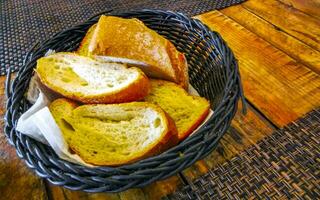 Brot im Korb auf hölzern Tabelle Jahrgang Restaurant Mexiko. foto