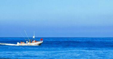 Fischerboote am Hafenstrand in Puerto Escondido Mexiko. foto