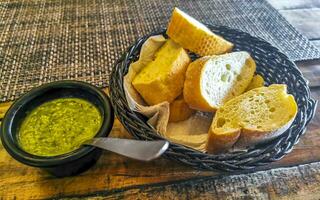 Brot im Korb und grüne Koriandersauce Restaurant Mexiko. foto