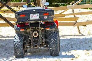 playa del carmen Quintana roo Mexiko 2023 Rettungsschwimmer mit Quad Fahrrad auf Strand playa del carmen Mexiko. foto