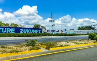 playa del carmen Quintana roo Mexiko 2023 Fahren das Auto auf Autobahn im playa del carmen Mexiko. foto