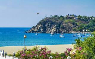 Fischerboote am Hafenstrand in Puerto Escondido Mexiko. foto