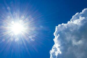 Blau Himmel mit Wolken Sonne Sonnenschein und Bäume im Mexiko. foto