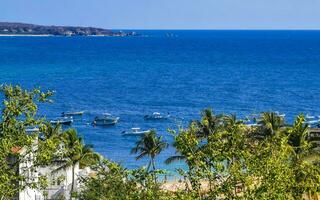 Fischerboote am Hafenstrand in Puerto Escondido Mexiko. foto