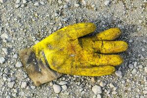 Gelb schmutzig Arbeit Handschuh auf das Fußboden im Deutschland. foto