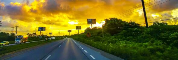 playa del carmen Quintana roo Mexiko 2023 großartig golden Gelb Sonnenaufgang hinter das Autobahn im Mexiko. foto