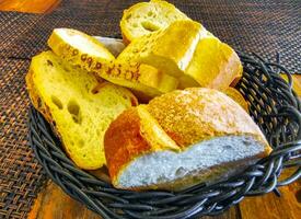 Brot im Korb auf hölzern Tabelle Jahrgang Restaurant Mexiko. foto