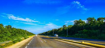 playa del carmen Quintana roo Mexiko 2023 Fahren das Auto auf Autobahn im playa del carmen Mexiko. foto