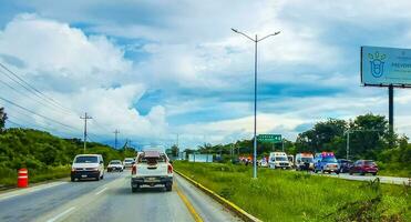 playa del carmen Quintana roo Mexiko 2023 ernst Auto Unfall Absturz zwischen Bus und Autos Autobahn Mexiko. foto