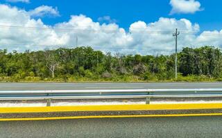 Fahren das Auto auf Autobahn im playa del carmen Mexiko. foto