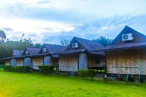 hölzern Bambus Hütten im natürlich tropisch Urwald Resort Krabi Thailand. foto