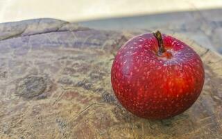 Bananen und rot Apfel Obst auf ein hölzern Tabelle im Mexiko. foto