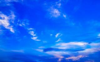 bunt golden Himmel und Wolken mit Sonnenuntergang im Mexiko. foto