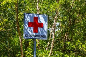 playa del carmen Quintana roo Mexiko 2022 rot Kreuz Zeichen Zeichen und Symbol beim Parkplatz Menge Mexiko. foto