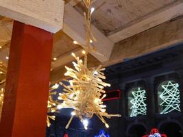 Girlanden und Dekorationen für die Feiertage, Weihnachten und Neujahr foto