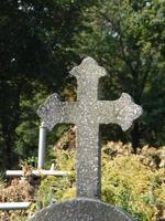 Kreuze auf Gräbern Friedhof und Zäunen foto
