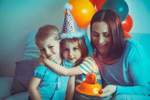 glücklich Familie feiern Geburtstag foto