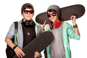 glücklich Jungs mit Skateboards foto