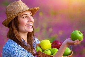 süß Frau bietet an ein Apfel foto