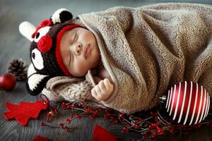 Süss Baby Junge Schlafen im Weihnachten Vorabend foto