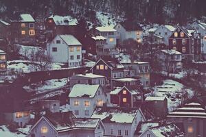 Norwegen, schön Stadt bedeckt mit Schnee foto