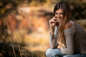 hübsches Mädchen im Herbstpark foto