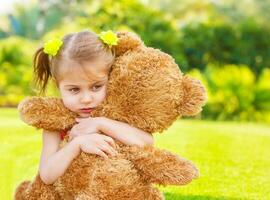 traurig Mädchen mit Teddy Bär foto