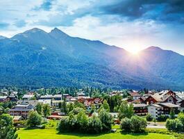 schön bergig Dorf foto