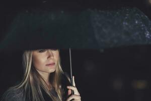 schön traurig Frau unter das Regen foto