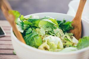 frisch lecker Grün Salat zum Mittagessen foto