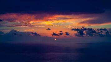 dramatischer Sonnenuntergang über dem Meer foto