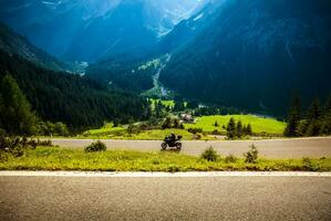 Motorradfahrer auf bergig Autobahn foto