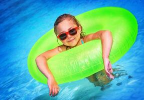 wenig Mädchen im das Schwimmbad foto