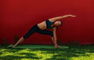 Frau tun Yoga Übung draußen foto