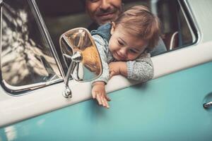 glücklich Vater mit Sohn Fahren ein Auto foto