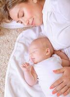 Neugeborene Kind Schlafen mit Mama foto