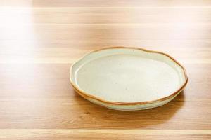 moderner Teller auf Holztischhintergrund foto